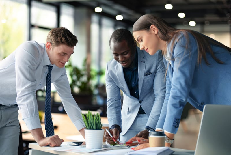 1-group-people-are-looking-table-with-plants-plants