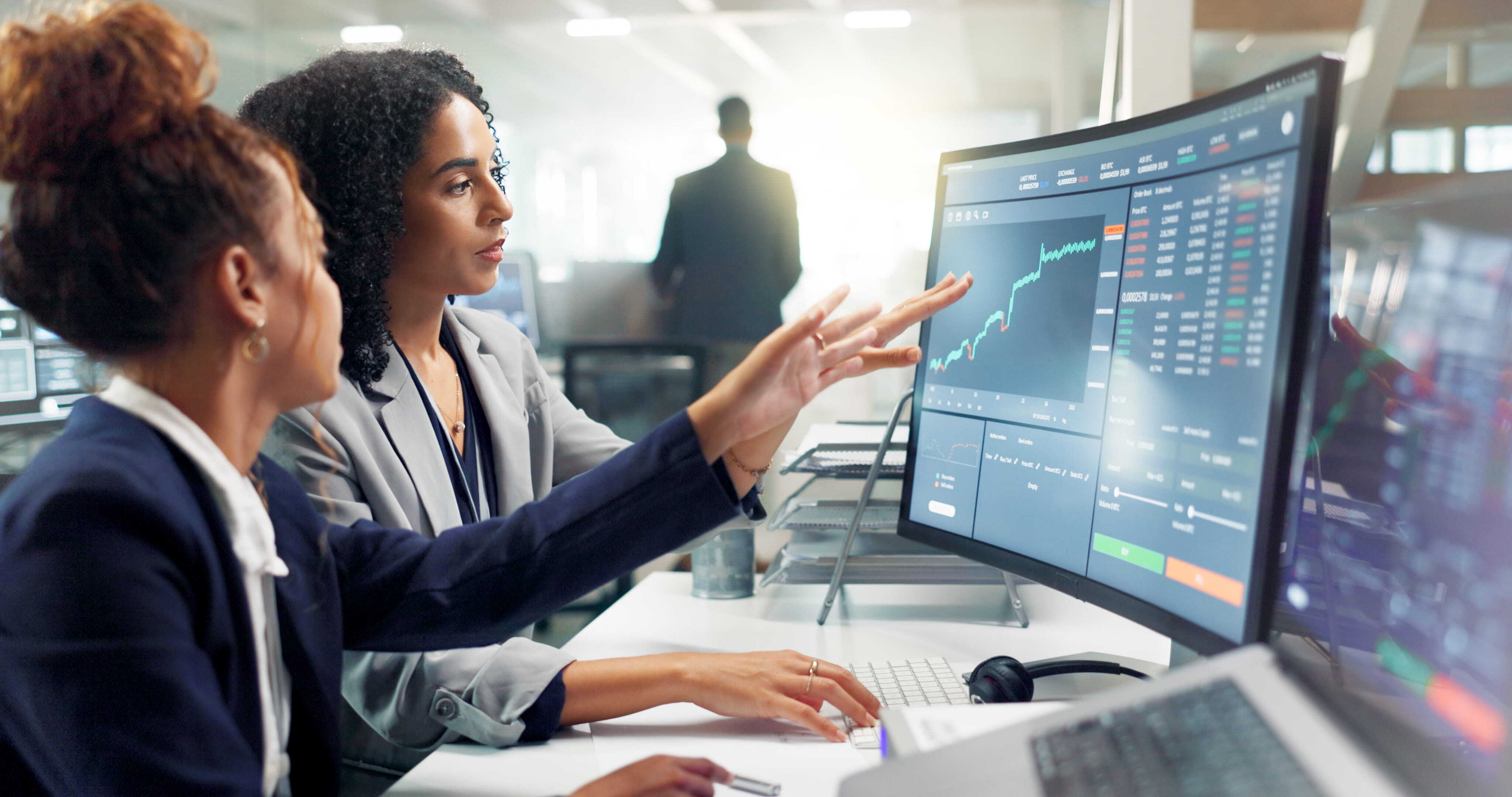 employees-computer-night-finance-stock-market-graphs-screen-data-analytics-business-people-collaboration-teamwork-support-training-statistics-investment-revenue (1)