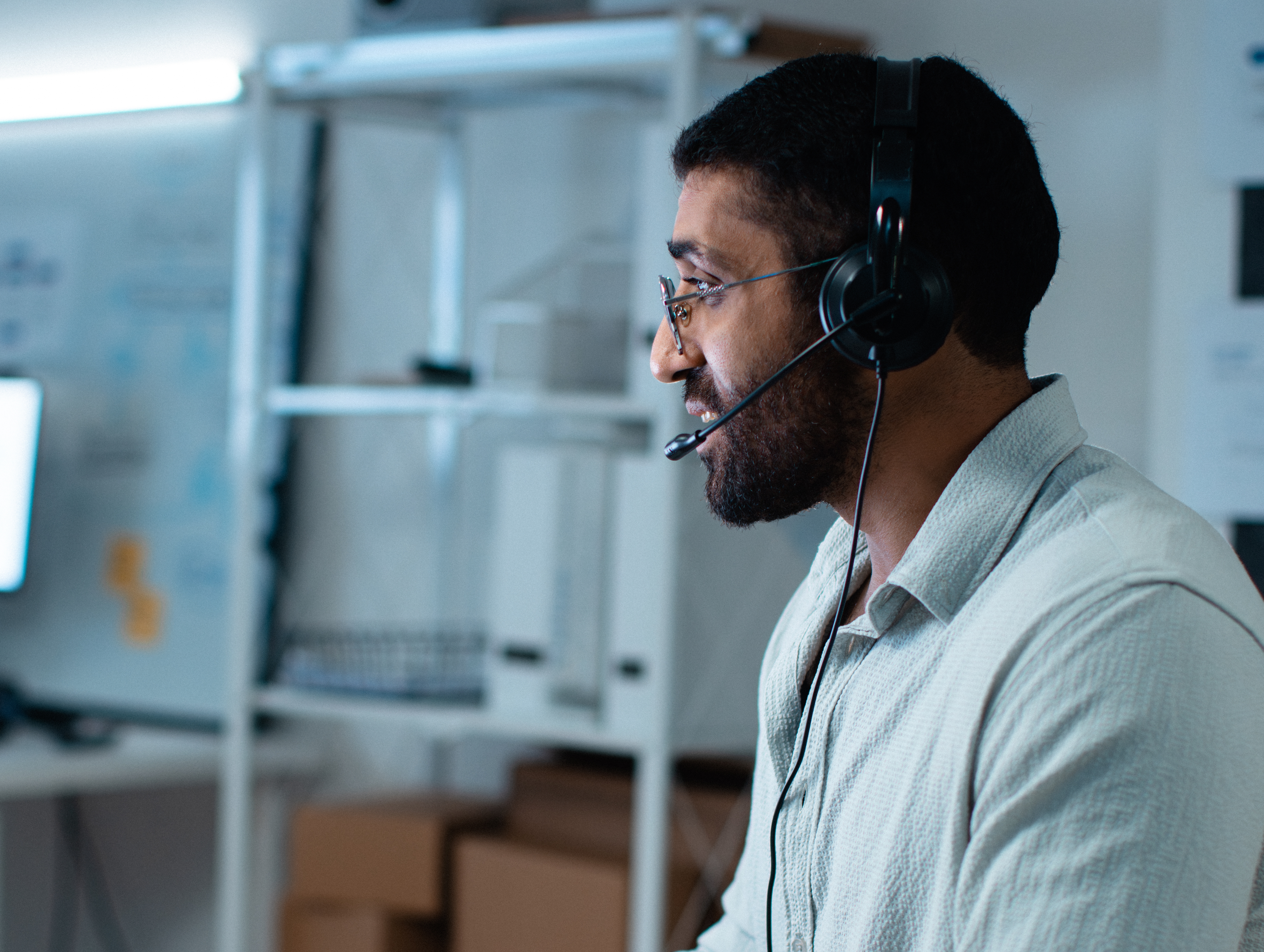Contact centre agent handling a customer query